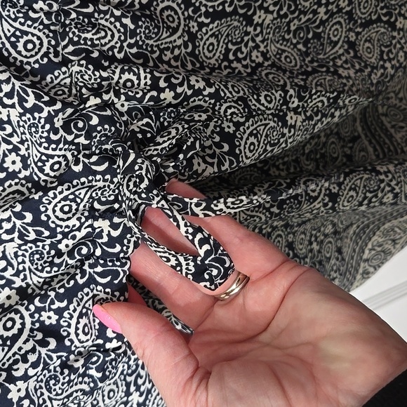 Ann TAYLOR LOFT SHORTS ROMPER NAVY WHITE PAISLEY PRINT  ADJ SLEEVES SZ 4 - Picture 6 of 7